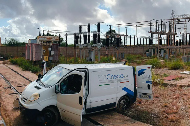 Mezzo operativo CHECKS presso un impianto elettrico industriale