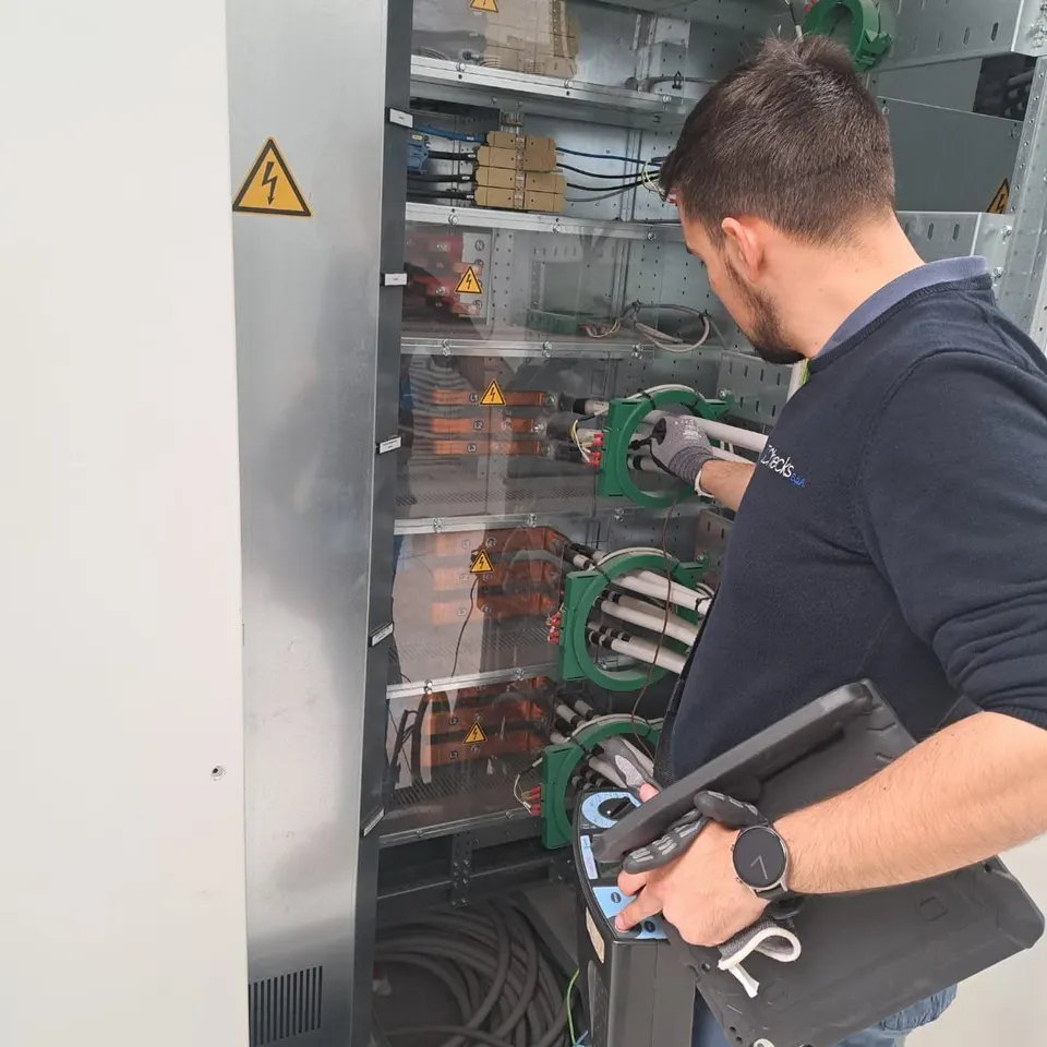 Ispettore CHECKS durante la verifica di un quadro elettrico