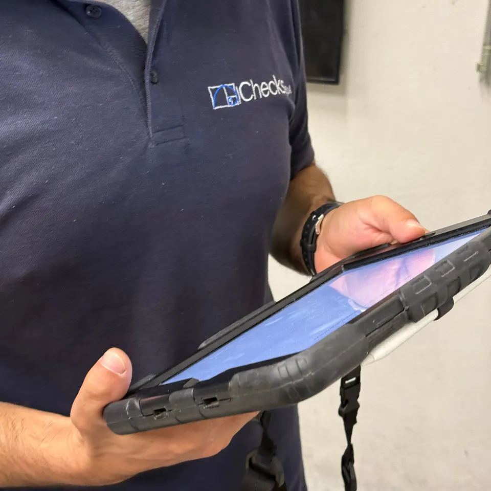 Ispettore CHECKS utilizza un tablet durante l'attività di verifica