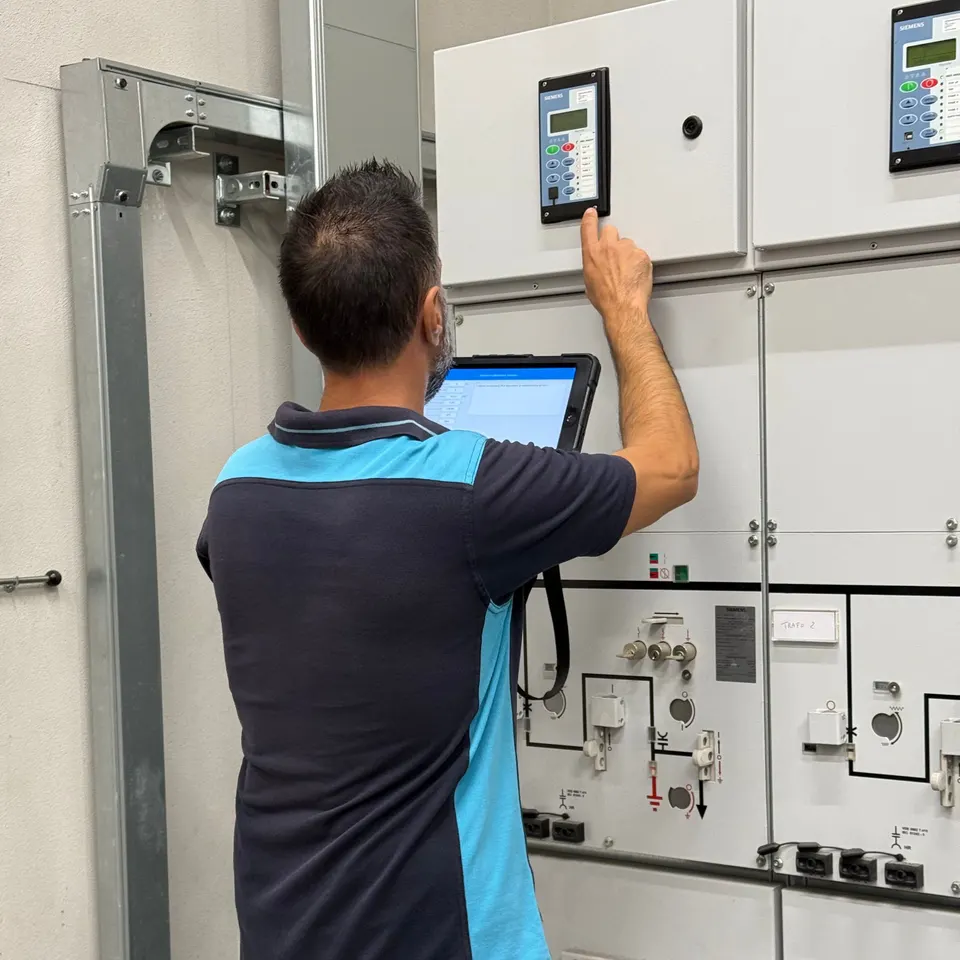 Controllo tecnico di un quadro elettrico durante una verifica DPR 462/01