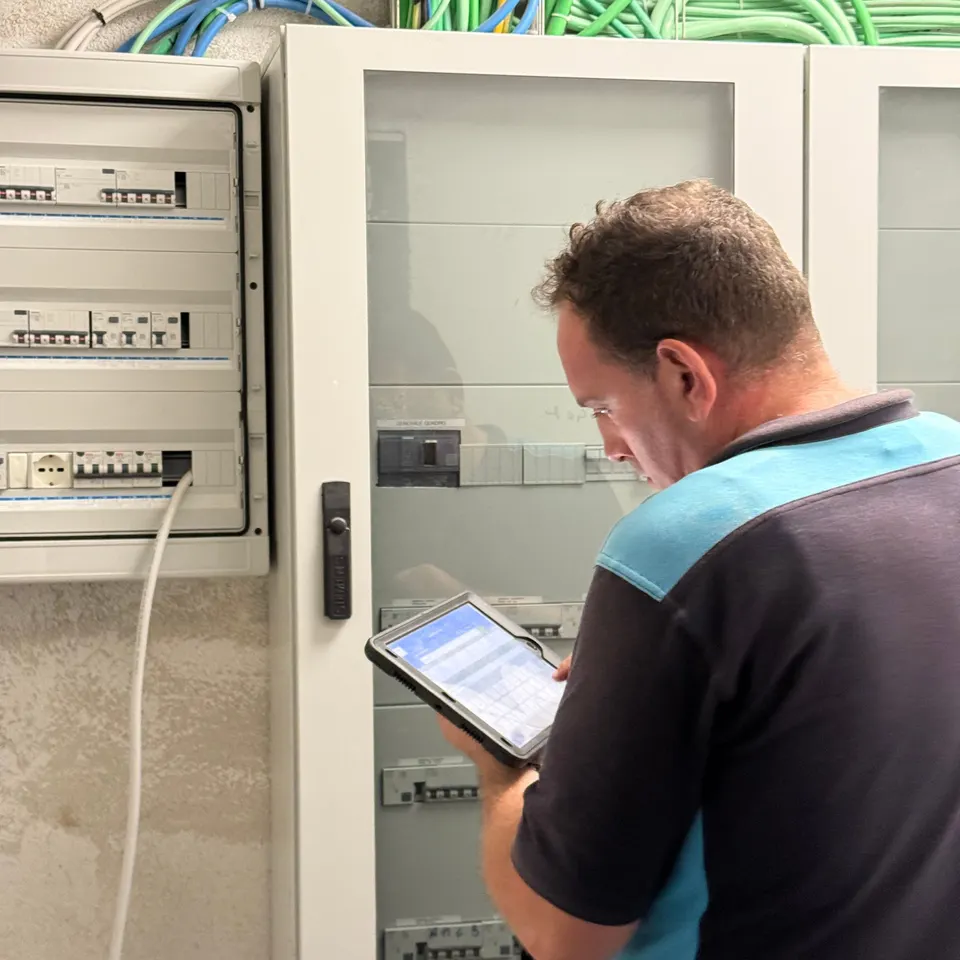 Tecnico CHECKS durante il controllo di un impianto con tablet