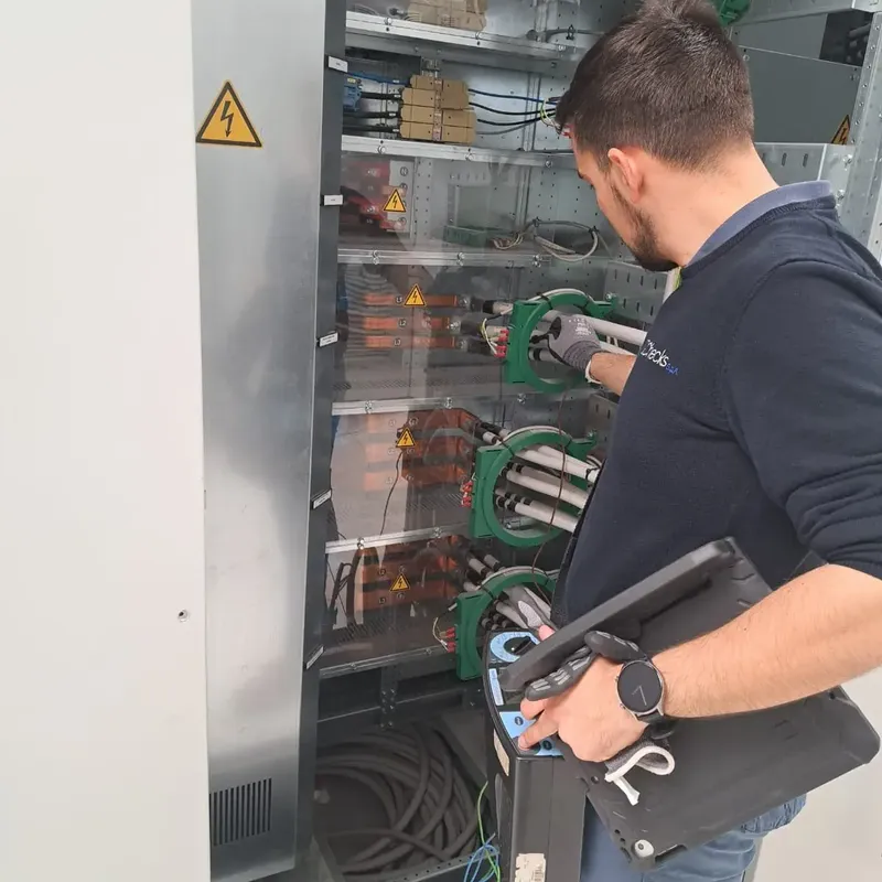 Verifica di un quadro elettrico da parte di un ispettore CHECKS